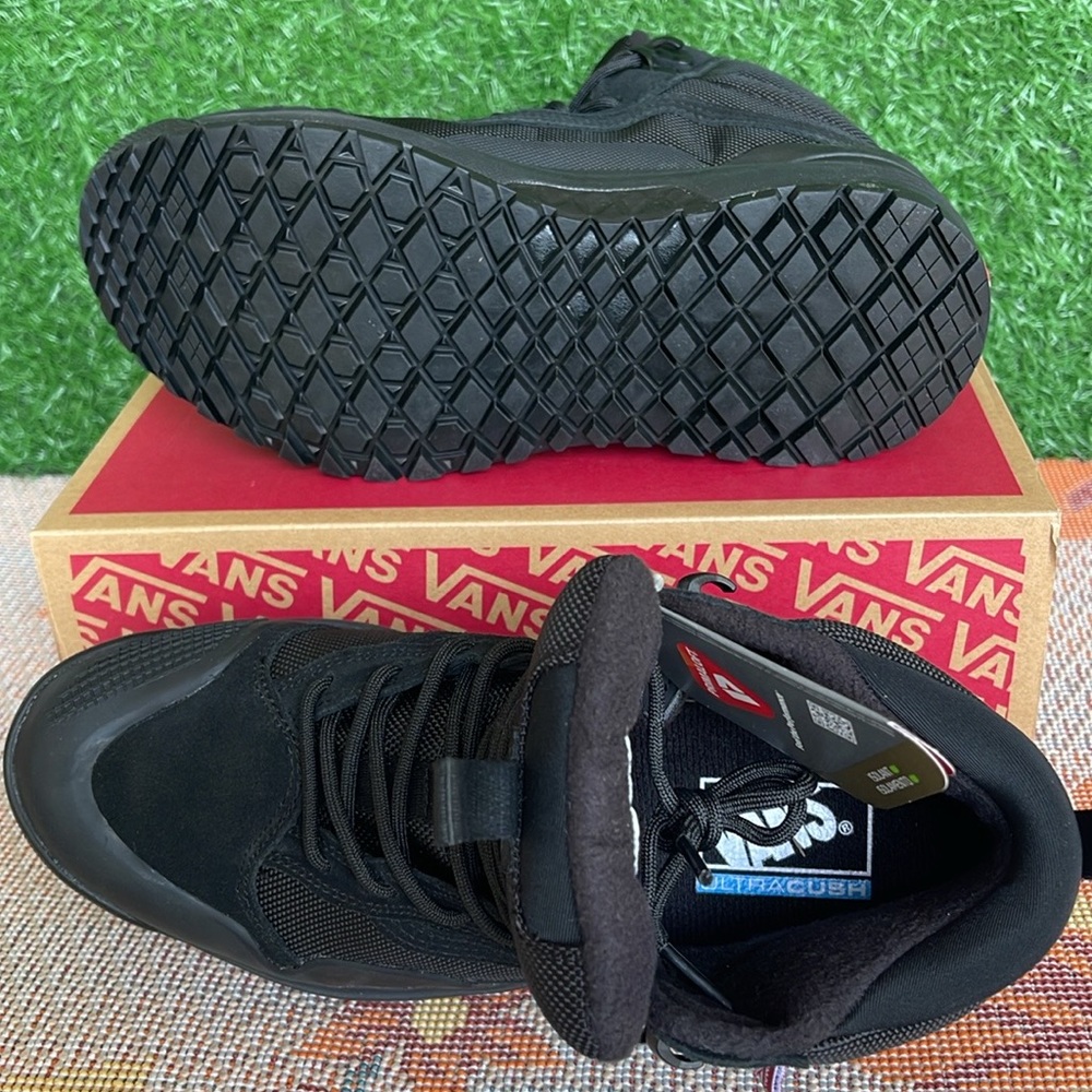 Vans WMNS Ultrarange Exo
Black/Black
VN0A4BVSBKA
Boots Sneakers - Picture 3 of 16
